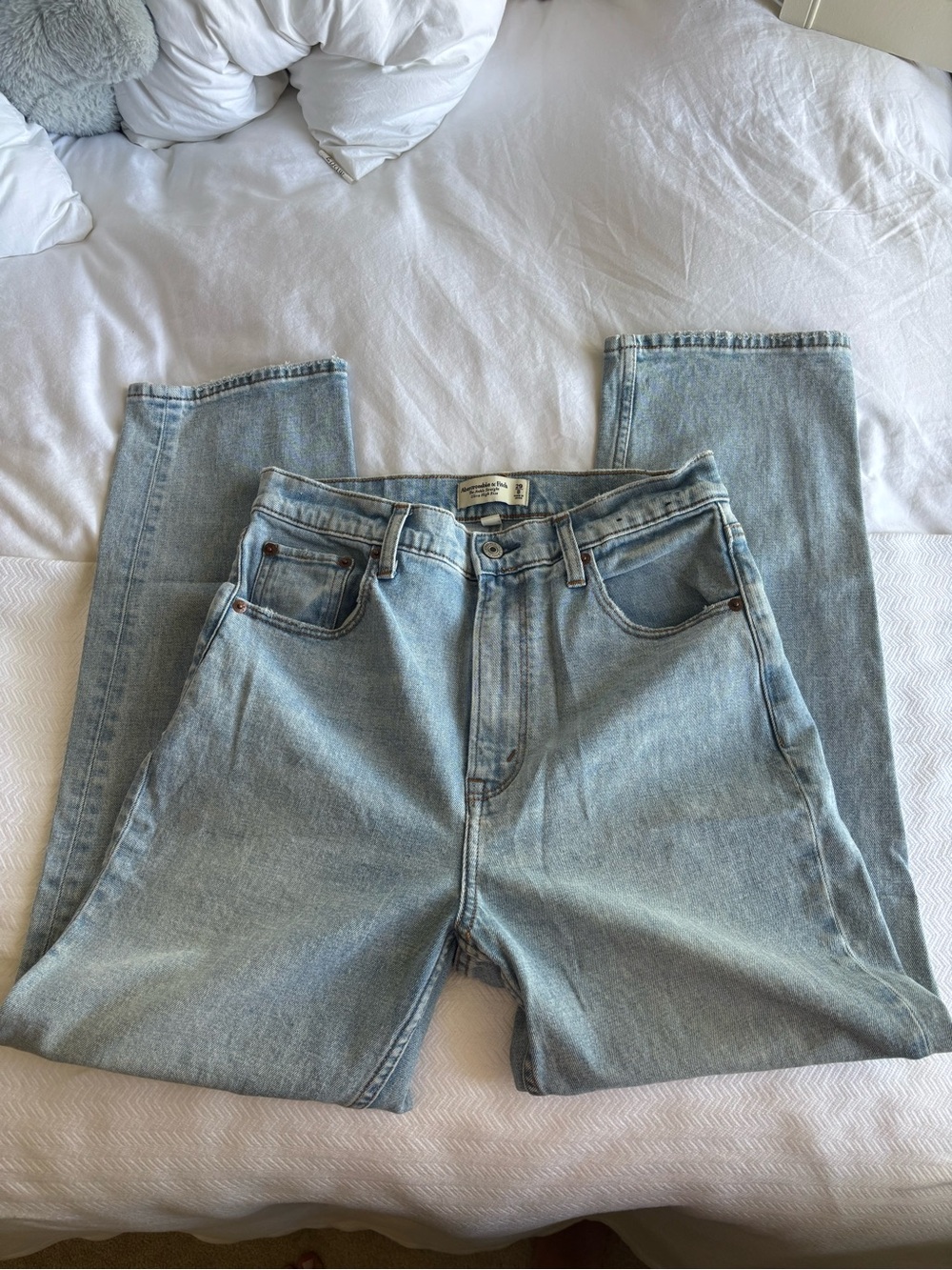 Like New Abercrombie Ultra High Rise Light Wash Ankle Straight Jean Size 29 - Picture 3 of 3